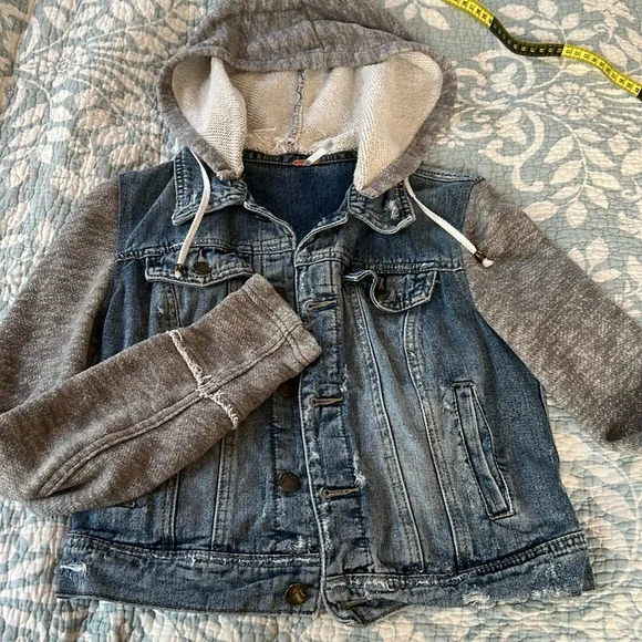 Free People Distressed Jean Jacket w/ sweatshirt sleeves and hoodie- Large EUC - Picture 2 of 12